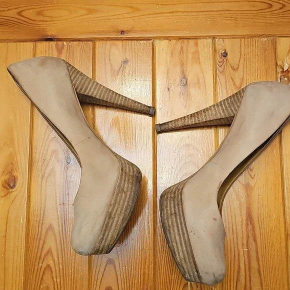 GUESS Tan Platform Heels - Picture 4 of 6